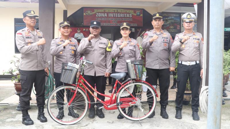 Kapolres Karimun Serahkan Sepeda Kargo Baca, Perkuat Layanan Literasi Bhabinkamtibmas