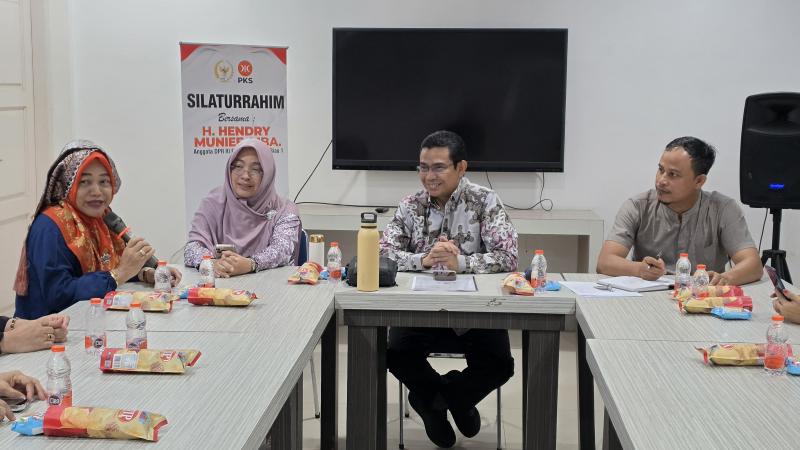 Anggota DPR RI Dapil Riau-1 Hendry Munief Terima Silaturahmi Himpunan Siompu Kampar Riau