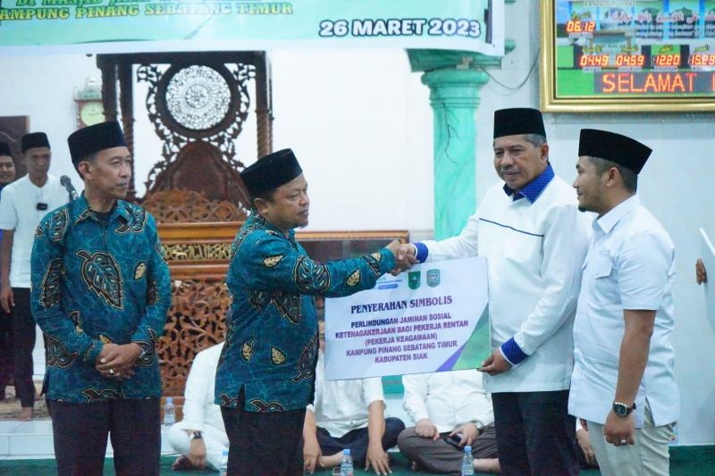 Bupati Alfedri Sambut Tim  Safari Ramadan Pemprov Riau di Kecamatan Tualang